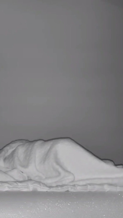 Câmera de Visão Noturna Flagrou a Colega de Quarto Se Tocando | Clipe 1