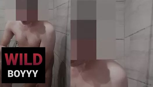 Guardia de seguridad desnudo en la ducha del trabajo
