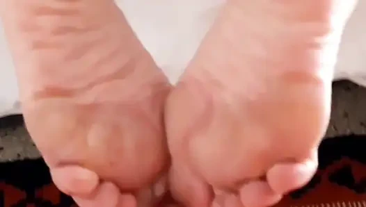 Обнаженное утро Selena и дрочка ногами