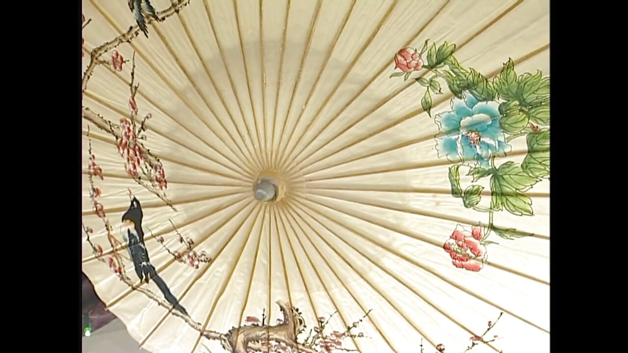 Сексуальных девушек трахают по очереди после того, как сосут огромный член