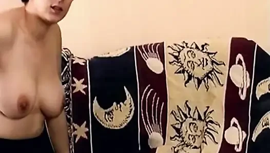 Esmer kadın kalın dildo ile kıllı amcığıyla oynuyor