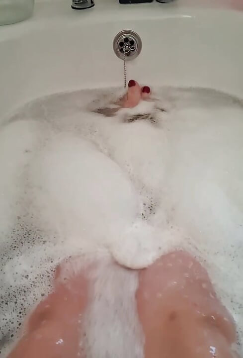 Ammollo i miei piedi stanchi
