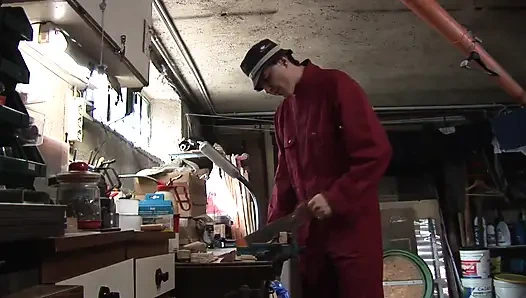 Tante seksi dengan memek berbulu dientot habis-habisan sama kontol raksasa