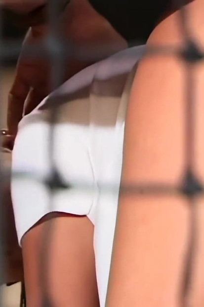 Seorang pelacur muda disetubuhi pada waktu malam oleh guru tenis