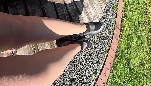 Sexy heiße stiefmutter ist geil und streichelt sich auf einer parkbank