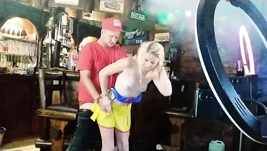 Sıkıcı yaşlı adam ve azgın sarışın