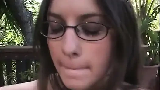 Pasangan muda yang sange ngentot di klitoris di halaman belakang