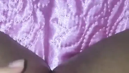 Porno-mädchen masturbiert in strumpfhosen und stöhnt in POV
