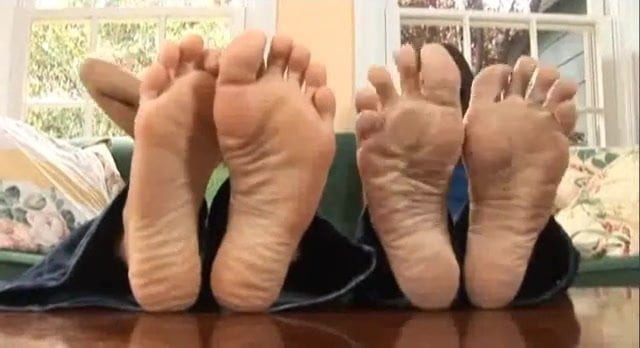 Dua awek menunjukkan tapak pepek