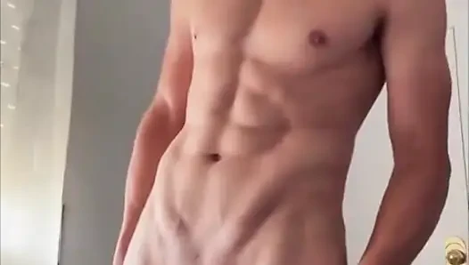 Büyük yaraklı fitness adamı pencerenin yanında mastürbasyon yapıyor