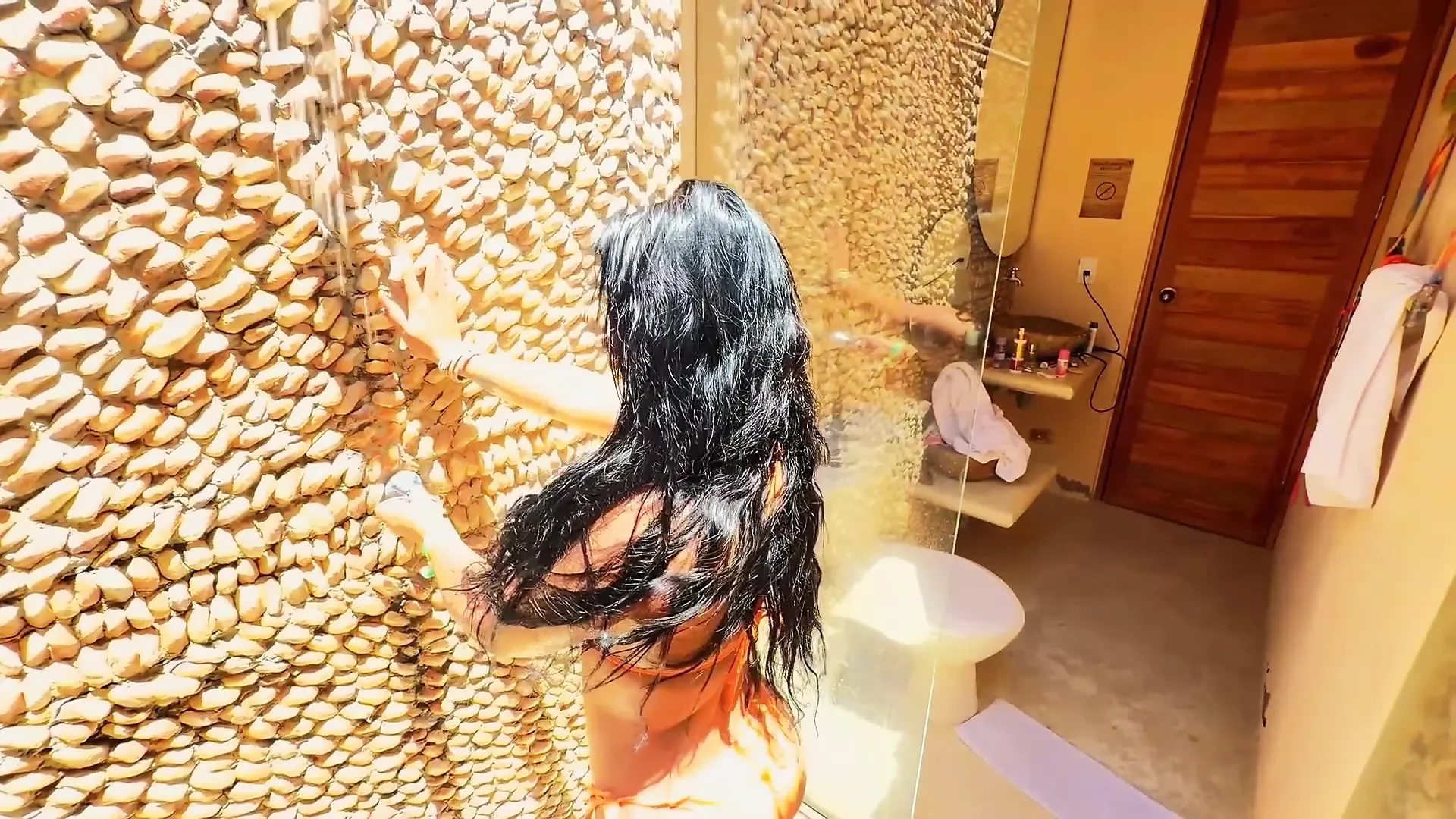 nous-partageons-une-douche-avec-une-magnifique-influenceuse-sur-les