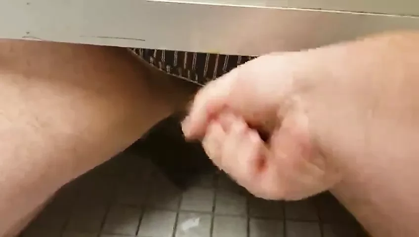 在摊位下伸出手，射精