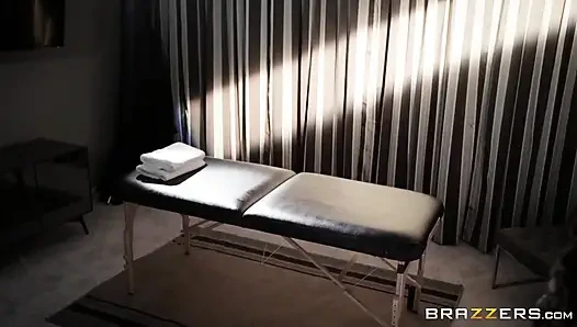 Cewek nakal ini dilumasi minyak