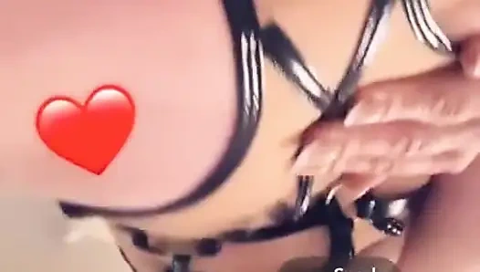 Cewek rambut pirang pakai masker dan semua dalam sekali pakai baju