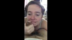 Une femme suce son mari en lui parlant de sa première grosse bite noire
