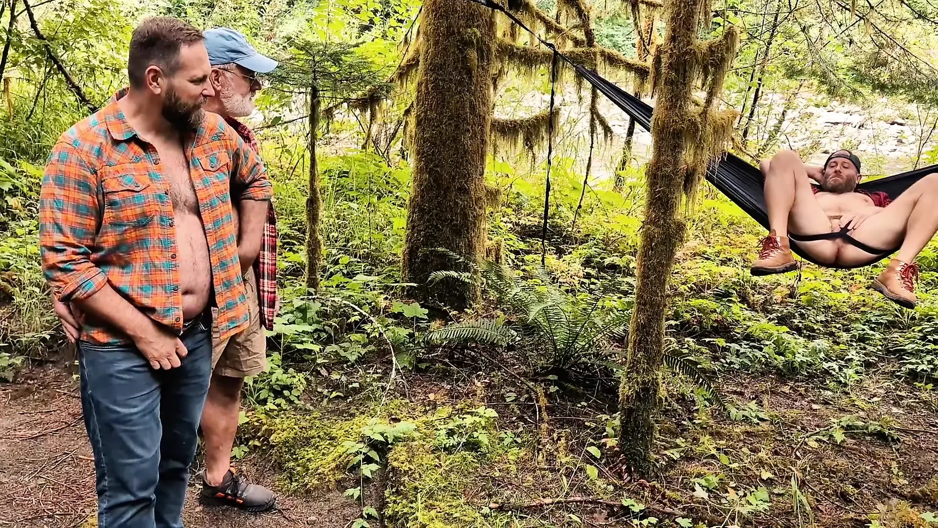 Geile kampeerders in het bos - geneukt in een hangmat
