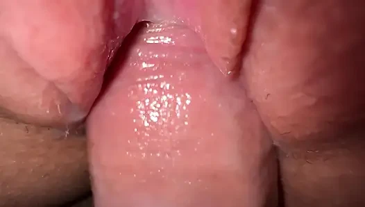 Чрезвычайно трахаю тугую юную киску крупным планом