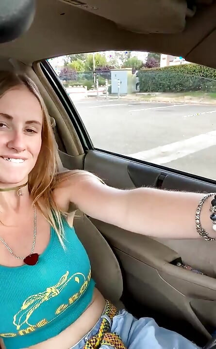 Stream Mulai Ganti Baju di Dalam Mobil