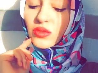 Turkse tulband hijab heeft hete lippen