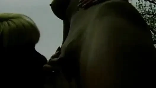 Muhteşem sarışın sürtükler havuz kenarında ateşli bir şekilde dildo paylaşıyor