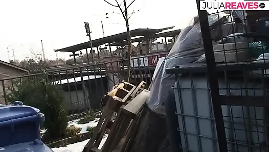 Azgın kaltak açık havada sikilirken sert inliyor