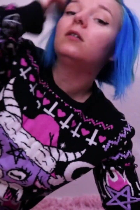 صديقة غيورة تمنحك مفيدا