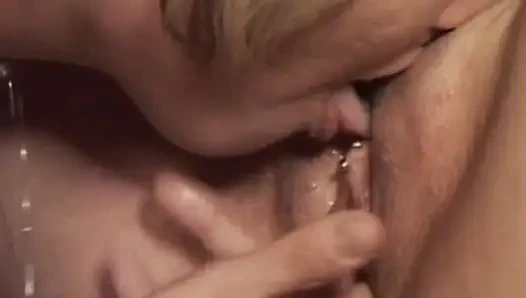 Lesbian Prancis sempurna bersenang-senang di kamar mandi beruap