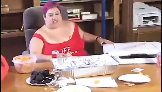 Блондинка-толстушка соблазняет качок отшпилить ее в постели