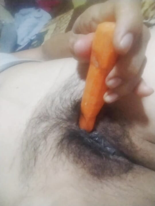 Tek başına eğleniyor