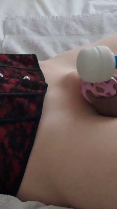 Gekooid Sissy smeekt om bevrijding - Magic Wand plaagt tot ze hard klaarkomt | Clip 2