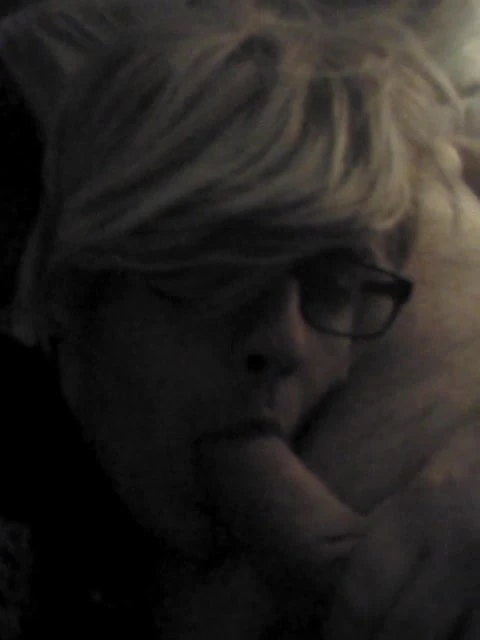 Naomixxx sucking dick