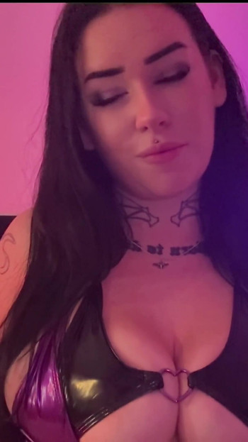 Dominantní britská gotická dívka Joi | Klip 1