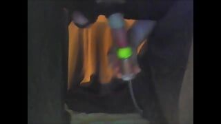 दूध देने वाली टेबल लंड के सिर वाली वैक्यूम बंधे लंड और गेंदों के साथ चूस रही है