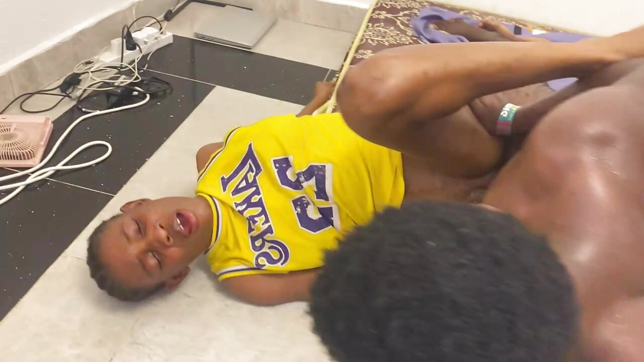 Cowok sange ini ngentot memekku dan lanjut ngentot memekku sesukanya