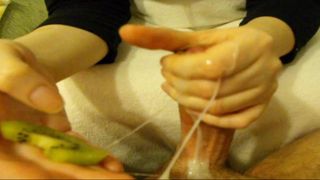 Une femme mange du sperme sur un kiwi