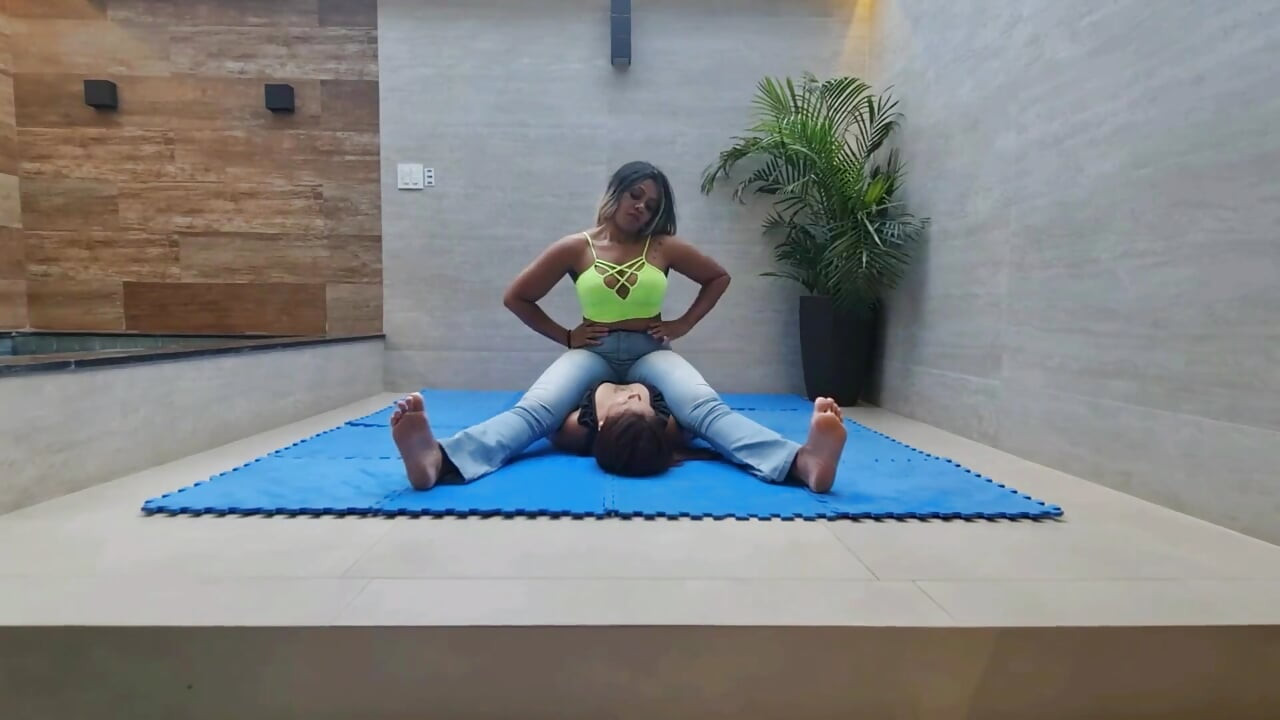 Perut dan dada diduduki veronica dan budaknya