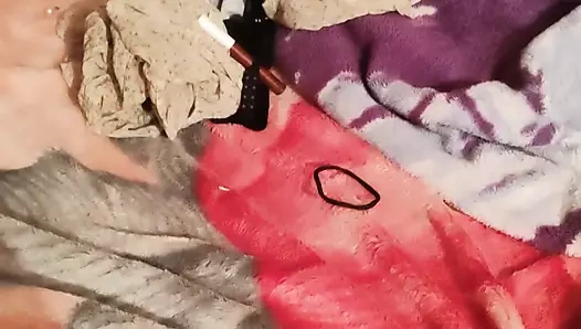 Блондинка очень хорошо мастурбирует