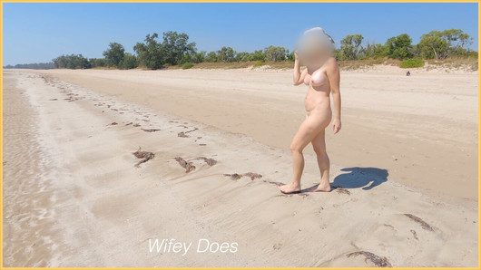 Wifey va à la plage et se promène entièrement nue pour que tout le monde puisse la voir.