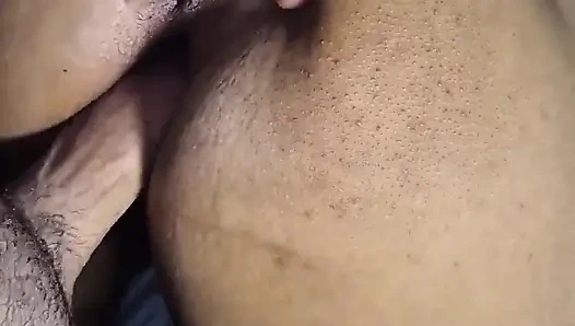 Моя соседка действует вежливо, но она настоящая шлюшка, она налила свое грудное молоко на мой член