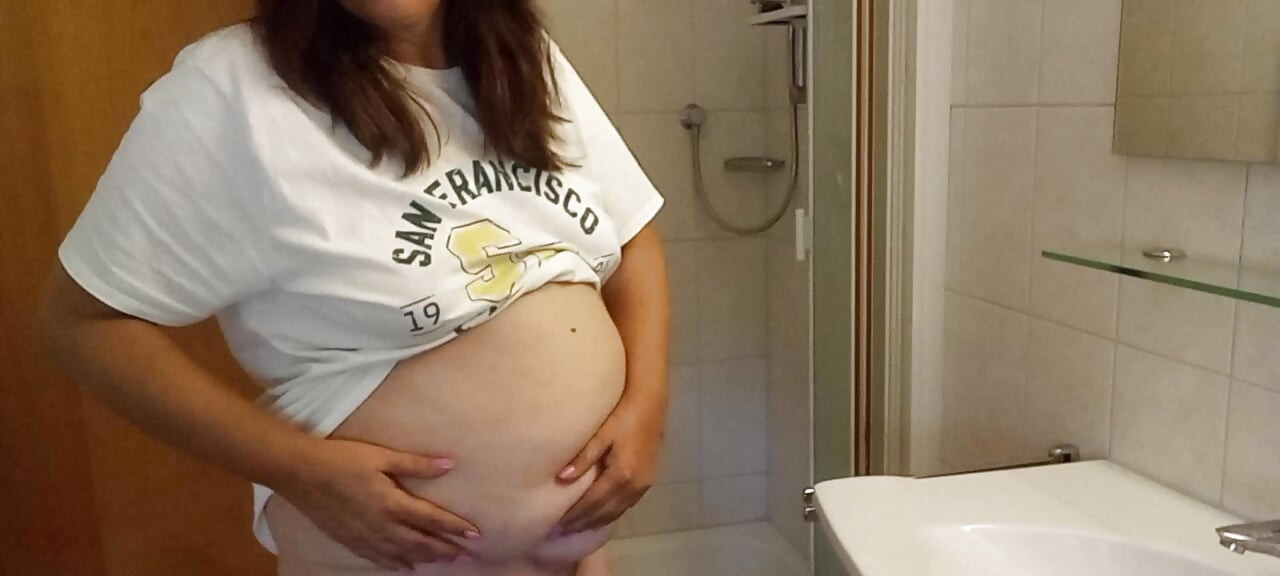 53-årig BBW retar sin mjuka, kuddiga mage på badrummet