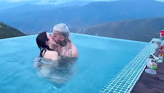 Tinder Randevusu Arka Planda Chicamocha Kanyonu ile Açık Havada Seksle Sona Erdi