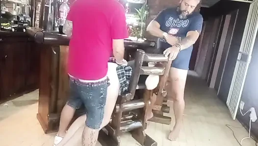 Seks threesome di bar