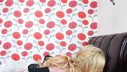 Yüksek topuklu sansasyonel orta yaşlı seksi kadın arkadan sikiliyor