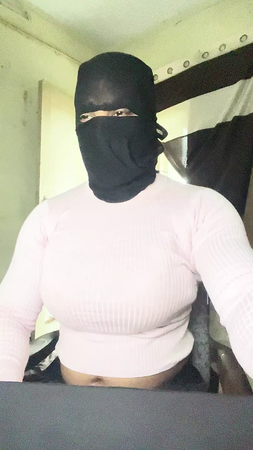 duże cycki różowy top crossdresser pokazujący cycki