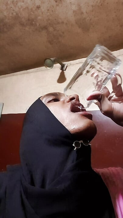Desi sexy travestiet drinkt haar plas en komt klaar over zichzelf