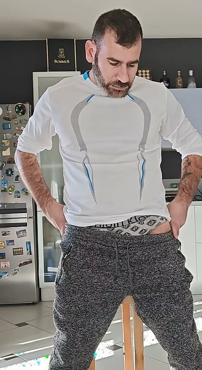 الزب الكبير يستمني ويقذف