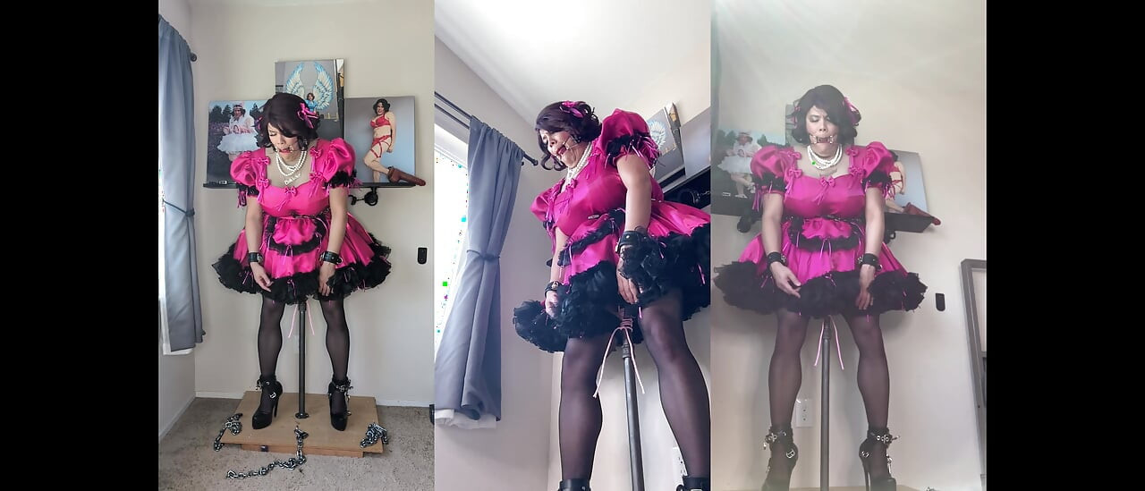 Розовая сисси горничная Candy заперта на ее подставке дилдо и скачет на ее шесте