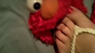 Elmo gioca con le infradito