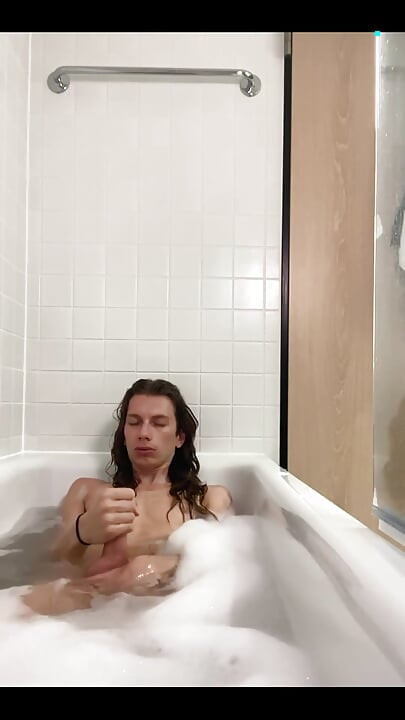 Francuski femboy se tušira i sprema za spoj