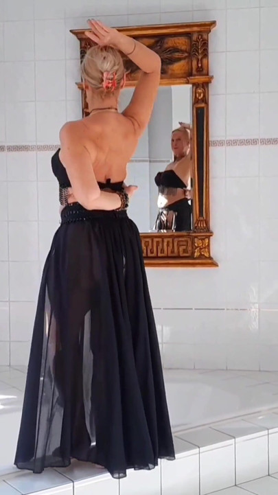 Selena's Posing Dancing and Sex Games